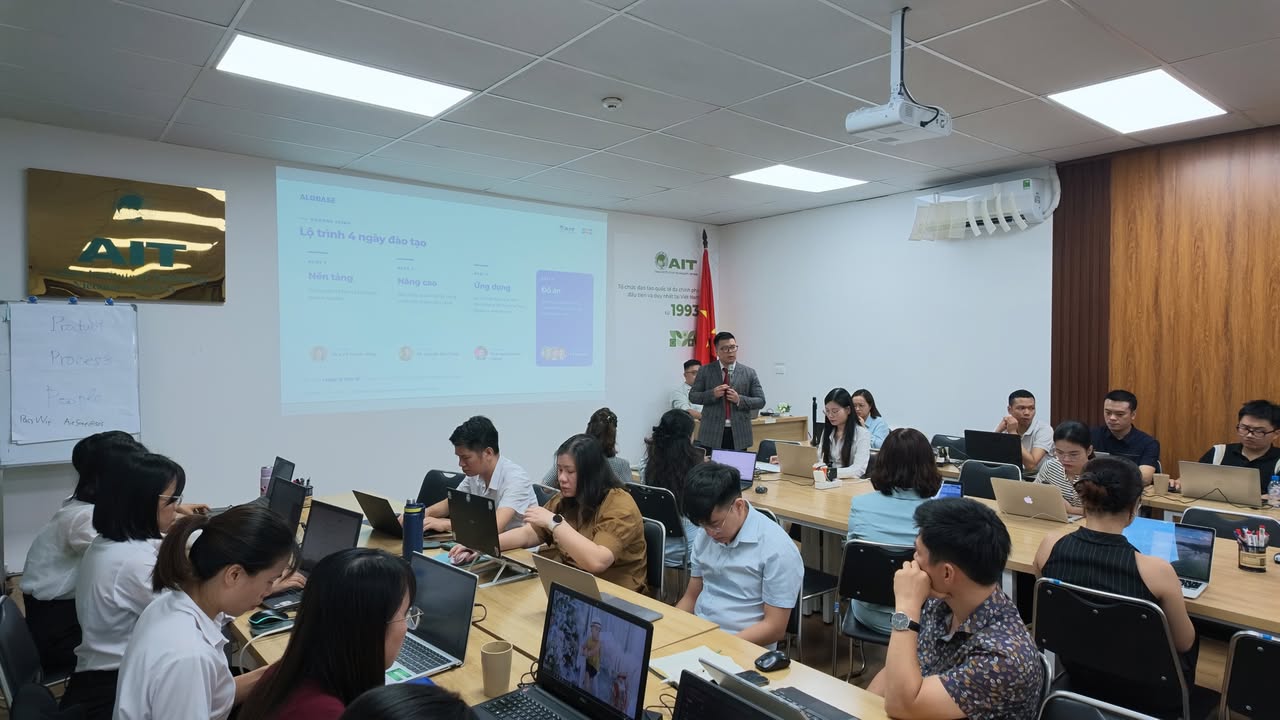 Nguyễn Minh Cường, M.A., facilitating practical AI training for business leaders