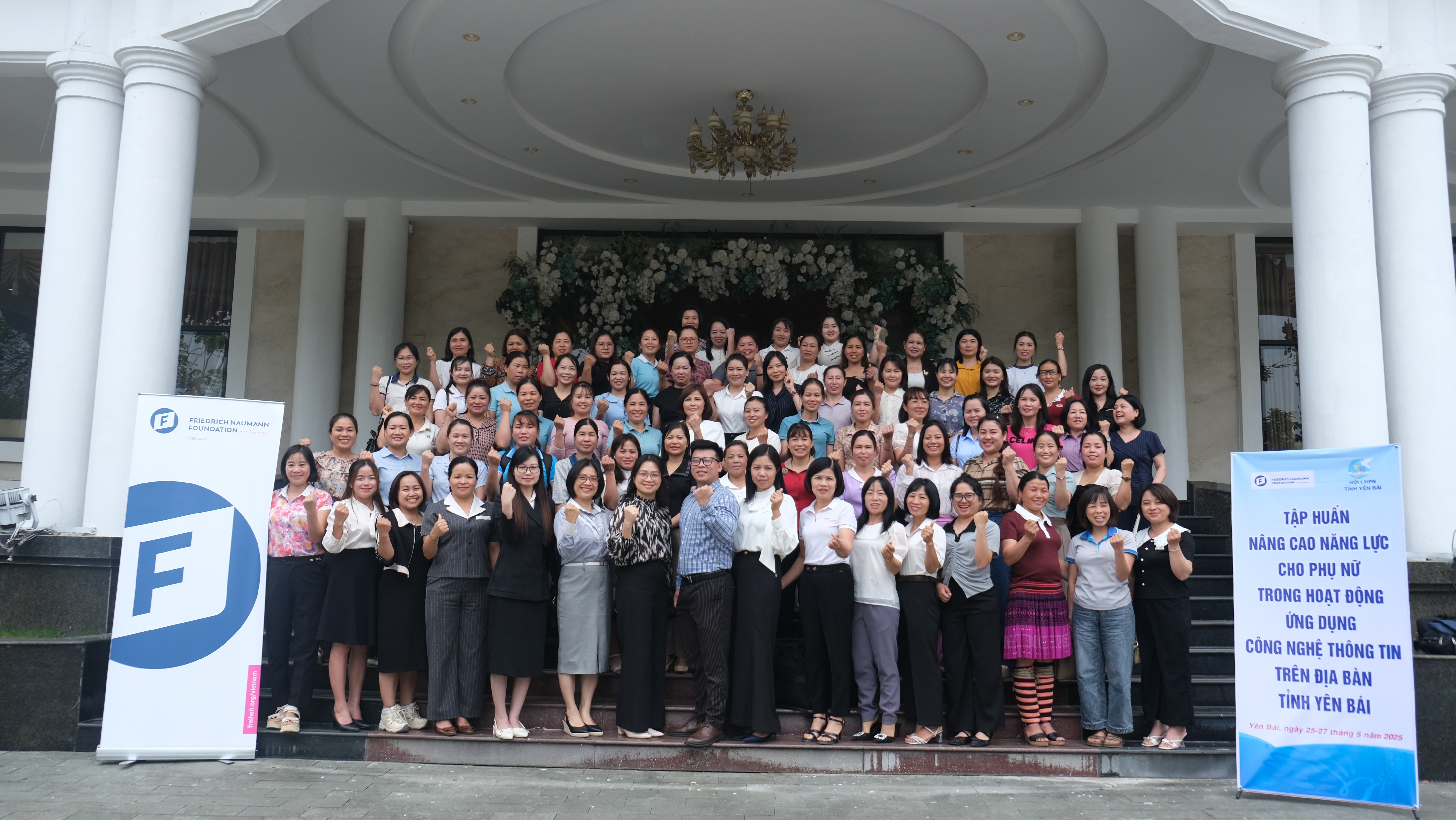Giảng viên và học viên tại chương trình tập huấn nâng cao năng lực ứng dụng công nghệ thông tin cho phụ nữ tỉnh Yên Bái