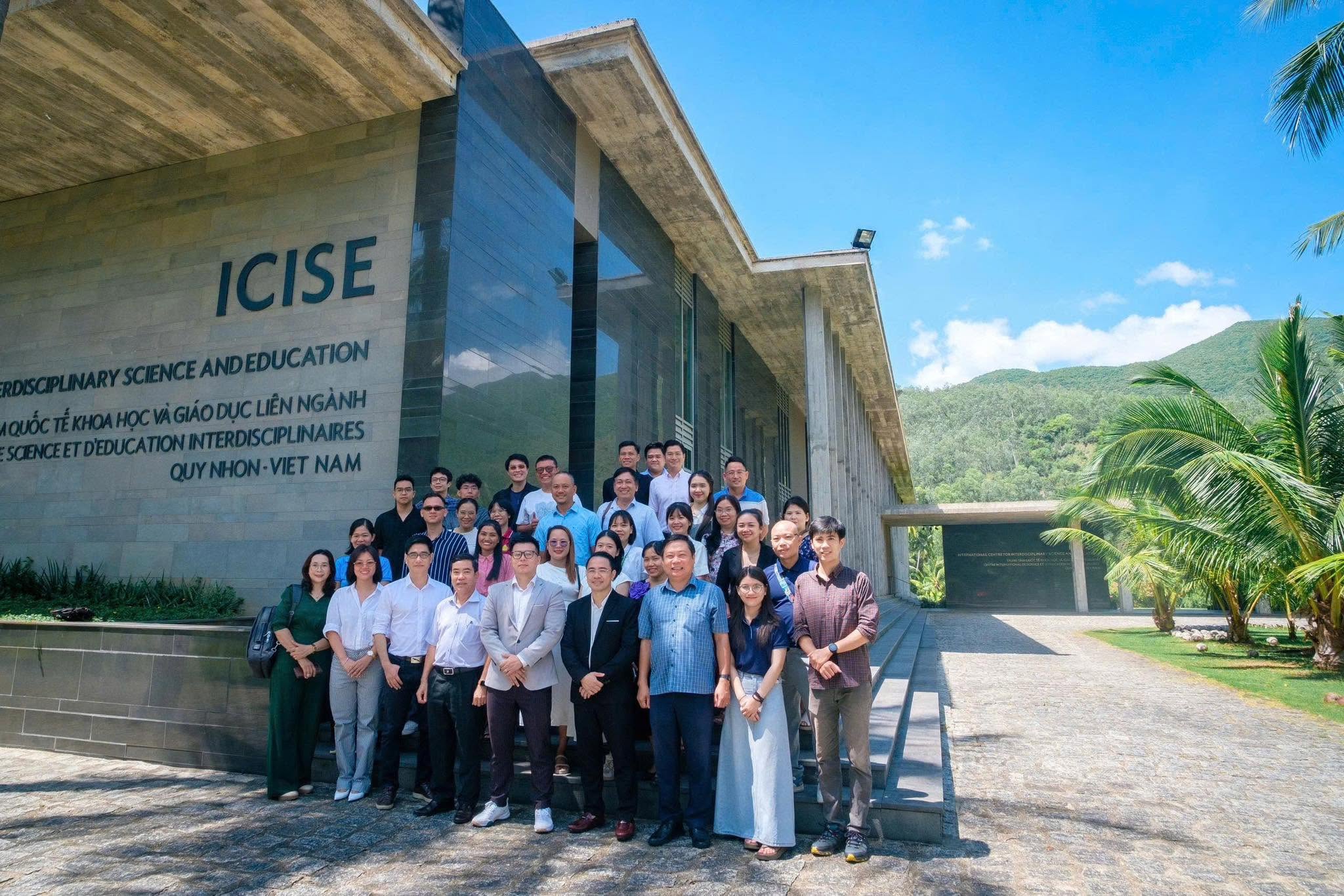 Đội ngũ và học viên ALOBASE tại ICISE, Quy Nhơn